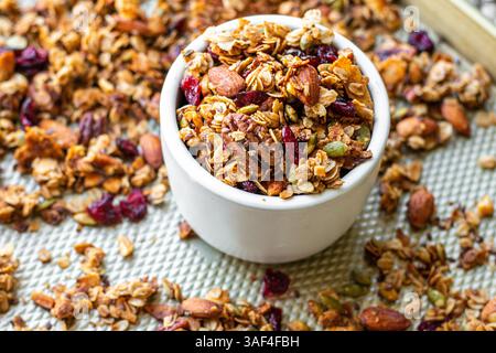 Bol de granola rôti sain sur une poêle en feuille Banque D'Images