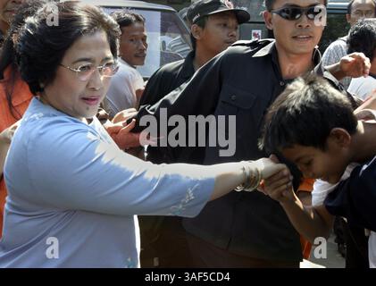 10 décembre 2002 ; Jakarta, DKI, Indonésie ; la présidente MEGAWATI SOEKARNOPUTRI, à gauche, assistait à un mariage. (Crédit image : © Sinartus Sosrodjojo/JiwaFoto/ZUMA Press) Banque D'Images