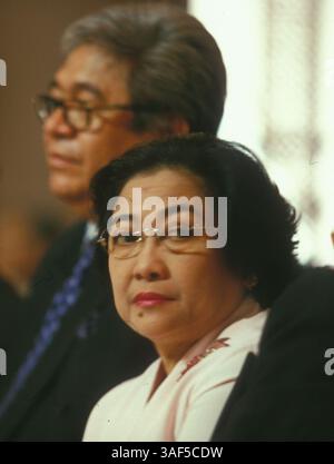 10 décembre 2002 ; Jakarta, DKI, Indonésie ; la présidente MEGAWATI SOEKARNOPUTRI et son mari Taufik Kimas assistent à un mariage. (Crédit image : © Sinartus Sosrodjojo/JiwaFoto/ZUMA Press) Banque D'Images