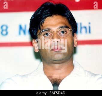 16 mars 2005 ; New Delhi, Inde ; (photo du fichier : date inconnue) L'acteur indien Sunil Shetty fait des gestes lors d'une réception à New Delhi. L'industrie cinématographique indienne (populairement appelée Bollywood), est célèbre pour faire des films hindi, avec leur mélange de mélodrame, de romance, de chansons et d'action. Banque D'Images