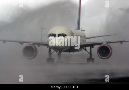 01 juin 2001 ; Oakland, CA, États-Unis ; émergeant d'une cérémonie ''pulvérisation'' par les pompiers de l'aéroport, le vol inaugural sans escale de Delta en provenance d'Atlanta, Géorgie arrive à Oakland International vendredi matin 1er juin 2001. Avec la croissance du transport aérien, Oakland compte maintenant 193 vols quotidiens contre 164 il y a un an. Banque D'Images