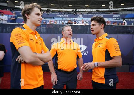 Photo du dossier datée du 23/06/23 du PDG de McLaren Racing, Zak Brown (au centre) avec Lando Norris et Oscar Piastri. Andrea Stella, directeur de l'équipe, explique que ses pilotes McLaren doivent travailler ensemble pour éviter les adversaires tels que Max Verstappen avant de pouvoir envisager une bataille inter-équipes pour le titre. Date d'émission : lundi 7 avril 2025. Banque D'Images