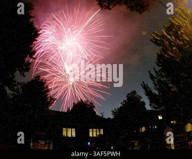 04 juillet 2005 ; Pasadena, CALIFORNIE, États-Unis ; feux d'artifice sur South Pasadena, à pasadena en Californie pendant les célébrations du 4 juillet 2005. Crédit obligatoire : photo de Armando Arorizo/ZUMA Press. (©) Copyright 2005 par Armando Arorizo Banque D'Images