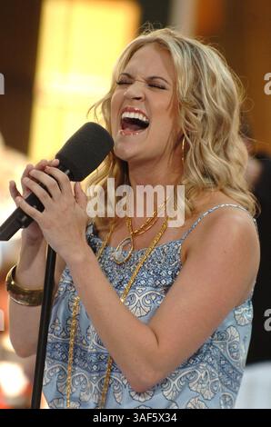 14 juin 2005 ; New York, NY, États-Unis ; la chanteuse CARRIE UNDERWOOD, lauréate de l'American Idol, se produit lors du « Today » Show Toyota concert Series 2005 qui se tient au Rockefeller Plaza. Crédit obligatoire : photo de Dan Herrick/KPA/ZUMA Press. (©) Copyright 2006 par Dan Herrick Banque D'Images