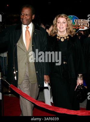 27 janvier 2005 ; Universal City, Californie, États-Unis ; L'acteur SIDNEY POITIER et sa femme JOANNA lors de la première mondiale de 'The Wedding date' à l'amphithéâtre universel. Banque D'Images