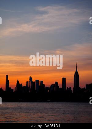 Manhattan Skyline au coucher du soleil depuis Williamsburg Banque D'Images