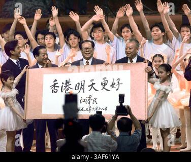 11 mars 2005 ; Los Angeles, Californie (CA), États-Unis ; (photo du dossier : 1919-07-0197) Tung Chee-hwa (à droite), ancien président chinois Jiang Zemin (au centre), tient une peinture de calligraphie lors d'un événement de célébration de la remise à Hong Kong le 1er juillet 1997. Tung présente officiellement sa démission à Pékin le 10 mars 2005, mettant fin à un règne historique et troublé en tant que premier chef de l'exécutif de Hong Kong sous la domination chinoise. Banque D'Images