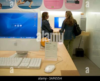19 février 2005 ; Mission Viejo, CA, États-Unis ; Apple Computer, Inc. est une société de la Silicon Valley basée à Cupertino, en Californie, dont le cœur de métier est les technologies informatiques. Apple a contribué à lancer la révolution de l'ordinateur personnel dans les années 1970 avec son Apple II et l'a façonnée dans les années 1980 et depuis avec le Macintosh. Apple est connu pour ses logiciels et matériels innovants, tels que l'iMac, son lecteur de musique numérique iPod et l'iTunes Music Store. Mission d'Apple : rendre la puissance de l'informatique disponible et accessible à tous. Sur la photo : Apple Store à Mission Viejo Mall où les enfants et les gens Banque D'Images