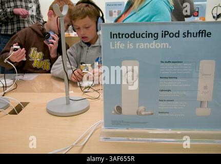 19 février 2005 ; Mission Viejo, CA, États-Unis ; Apple Computer, Inc. est une société de la Silicon Valley basée à Cupertino, en Californie, dont le cœur de métier est les technologies informatiques. Apple a contribué à lancer la révolution de l'ordinateur personnel dans les années 1970 avec son Apple II et l'a façonnée dans les années 1980 et depuis avec le Macintosh. Apple est connu pour ses logiciels et matériels innovants, tels que l'iMac, son lecteur de musique numérique iPod et l'iTunes Music Store. Mission d'Apple : rendre la puissance de l'informatique disponible et accessible à tous. Sur la photo : Apple Store à Mission Viejo Mall où les enfants et les gens Banque D'Images