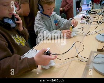19 février 2005 ; Mission Viejo, CA, États-Unis ; Apple Computer, Inc. est une société de la Silicon Valley basée à Cupertino, en Californie, dont le cœur de métier est les technologies informatiques. Apple a contribué à lancer la révolution de l'ordinateur personnel dans les années 1970 avec son Apple II et l'a façonnée dans les années 1980 et depuis avec le Macintosh. Apple est connu pour ses logiciels et matériels innovants, tels que l'iMac, son lecteur de musique numérique iPod et l'iTunes Music Store. Mission d'Apple : rendre la puissance de l'informatique disponible et accessible à tous. Sur la photo : Apple Store à Mission Viejo Mall où les enfants et les gens Banque D'Images