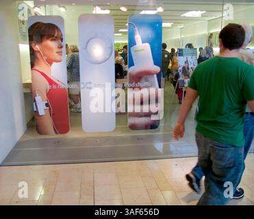 19 février 2005 ; Mission Viejo, CA, États-Unis ; Apple Computer, Inc. est une société de la Silicon Valley basée à Cupertino, en Californie, dont le cœur de métier est les technologies informatiques. Apple a contribué à lancer la révolution de l'ordinateur personnel dans les années 1970 avec son Apple II et l'a façonnée dans les années 1980 et depuis avec le Macintosh. Apple est connu pour ses logiciels et matériels innovants, tels que l'iMac, son lecteur de musique numérique iPod et l'iTunes Music Store. Mission d'Apple : rendre la puissance de l'informatique disponible et accessible à tous. Sur la photo : Apple Store à Mission Viejo Mall où les enfants et les gens Banque D'Images