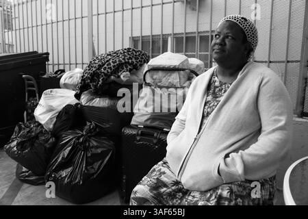 23 octobre 2014 - Los Angeles, Californie, États-Unis - Skid Rowâ Angela contemplant ses derniers moments de sans-abri avant de quitter Lamp pour son nouvel appartement à la périphérie de Los Angeles. « J'ai hâte de décorer et de cuisiner ! Je vais avoir mon propre petit bistrot français, je dois prendre quelques rideaux et quelques fleurs, ce ne sera pas beaucoup, mais ce sera le mien. (Crédit image : © Joshua Thaisen/ZUMA Wire/ZUMAPRESS.com) Banque D'Images