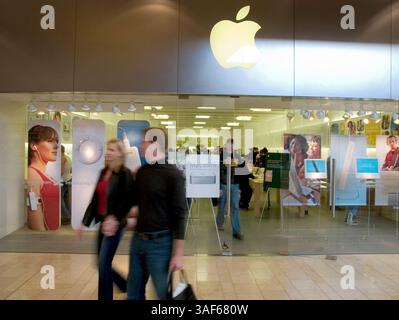19 février 2005 ; Mission Viejo, CA, États-Unis ; Apple Computer, Inc. est une société de la Silicon Valley basée à Cupertino, en Californie, dont le cœur de métier est les technologies informatiques. Apple a contribué à lancer la révolution de l'ordinateur personnel dans les années 1970 avec son Apple II et l'a façonnée dans les années 1980 et depuis avec le Macintosh. Apple est connu pour ses logiciels et matériels innovants, tels que l'iMac, son lecteur de musique numérique iPod et l'iTunes Music Store. Mission d'Apple : rendre la puissance de l'informatique disponible et accessible à tous. Sur la photo : Apple Store à Mission Viejo Mall où les enfants et les gens Banque D'Images