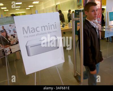 19 février 2005 ; Mission Viejo, CA, États-Unis ; Apple Computer, Inc. est une société de la Silicon Valley basée à Cupertino, en Californie, dont le cœur de métier est les technologies informatiques. Apple a contribué à lancer la révolution de l'ordinateur personnel dans les années 1970 avec son Apple II et l'a façonnée dans les années 1980 et depuis avec le Macintosh. Apple est connu pour ses logiciels et matériels innovants, tels que l'iMac, son lecteur de musique numérique iPod et l'iTunes Music Store. Mission d'Apple : rendre la puissance de l'informatique disponible et accessible à tous. Sur la photo : Apple Store à Mission Viejo Mall où les enfants et les gens Banque D'Images