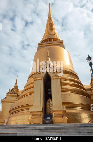 Structure de pagode dorée située au Grand Palais à Bangkok Thaïlande. Photo prise un jour ensoleillé Banque D'Images