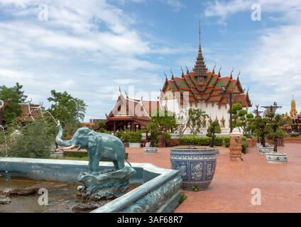 Architecture détaillée colorée de Dusit Maha Prasat Throne Hall temple extérieur du bâtiment de la pagode sur un étang d'eau à l'ancienne ville Siam Bangkok Thaïlande Banque D'Images