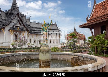 Statue de fontaine détaillée et complexe de construction d'architecture de Sanphet Prasat Throne Hall dans les jardins de l'ancienne ville Siam, Bangkok Thaïlande Banque D'Images