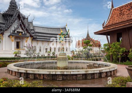Statue de fontaine détaillée et complexe de construction d'architecture de Sanphet Prasat Throne Hall dans les jardins de l'ancienne ville Siam, Bangkok Thaïlande Banque D'Images