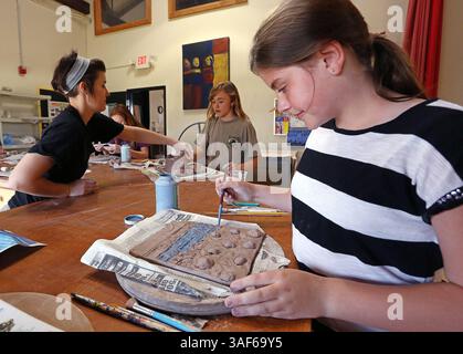 Mars 18, 2015 - préparé Peetersburg, Florida, U.S. - SCOTT KEELER | TIMES. Avant- droite : Athena Chlapowski, 11 ans, selon Petersburg, travaille sur son accrochage mural en terre battue, mercredi 18 mars 2015, dans une classe de construction à la main en terre battue au Morean Arts Center for Clay, 420 22nd Street South, selon Petersburg. Le cours est enseigné par l'instructeur Haley Swanson, à l'arrière gauche. Le samedi 21 mars 2015, le Morean Arts Center, 719 Central Avenue, réunis Petersburg, accueillera une Journée de la famille qui présente le centre aux parents et aux élèves et est un coup d'envoi pour l'inscription annuelle du centre au camp d'été de Morean. Th Banque D'Images