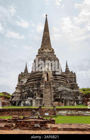 Ruine de temple en pierre construction complexe de pagode du site historique de Wat Phra si Sanphet à Ayutthaya Thaïlande sur un jour de ciel nuageux Banque D'Images