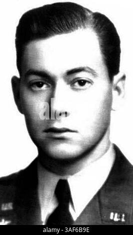 29 janvier 2005 ; San Antonio, TX, États-Unis ; 1er lieutenant James Walter Carver. Il a rejoint l'Army Air Corp. en janvier 1942. Son avion B-17 a quitté le 31 octobre 1942 lors d'un raid nocturne sur Rabul dans les Îles Salomon et a été porté disparu le lendemain. En 2004, les équipes de recherche travaillaient sur un site connu de crash en Papouasie-Nouvelle-Guinée quand un natif s'est approché d'eux et leur a dit qu'il y avait un autre avion ''sur la crête là-bas''. Comme preuve il leur a remis une étiquette de chien prise dans l'avion et c'était l'étiquette de chien de mon oncle. Banque D'Images