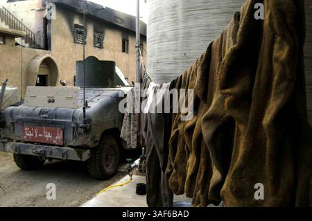 Février 02, 2005 ; Falloujah, Irak ; la lessive des Marines de la Compagnie indienne, 3e bataillon, 4e régiment de Marines, équipe de combat régimentaire 1, est suspendue à une ligne de cordons de 550 livres à l'extérieur de leur zone de vie à Falloujah, Irak. Les Marines sont tenus de laver leurs vêtements et uniformes à la main. Banque D'Images