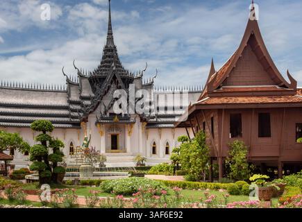 Architecture détaillée de l'extérieur du bâtiment Sanphet Prasat Throne Hall et de la pagode dans les beaux jardins de printemps de la ville antique Siam Bangkok Banque D'Images