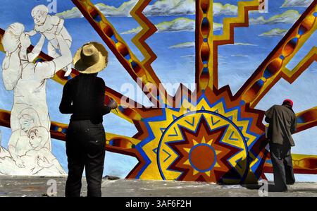 Christina Smith (CQ) âgée de 16 ans de Sacramento à gauche se tient en arrière et regarde son travail en tant que collègue peintre murale Kou Xiong (CQ) âgée de 16 ans de Sacramento applique de la peinture acrylique sur les 13 pieds. par 84 pieds Toile murale jeudi 26 2001 juillet au Franklin Center sur Franklin Blvd juste au nord de Fruitridge Ave. Environ 15 étudiants du Programme régional d'occupation (Sacramento County ROP) participent à ce projet mural. Les travaux ont commencé le 26 juin et culmineront le 9 août avec une coupe de ruban et une célébration. Les étudiants qui travaillent sur ce sujet reçoivent des crédits scolaires, sont payés et sont formés au ski professionnel Banque D'Images