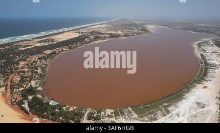 Dakar. 6 avril 2025. Une photo de drone aérien prise le 6 avril 2025 montre une vue du lac Retba, également connu sous le nom de lac Rose, près de Dakar, Sénégal. Crédit : si Yuan/Xinhua/Alamy Live News Banque D'Images
