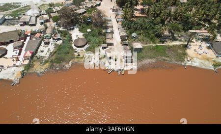 Dakar. 6 avril 2025. Une photo de drone aérien prise le 6 avril 2025 montre une vue du lac Retba, également connu sous le nom de lac Rose, près de Dakar, Sénégal. Crédit : si Yuan/Xinhua/Alamy Live News Banque D'Images