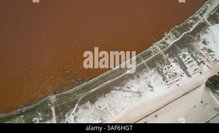 Dakar. 6 avril 2025. Une photo de drone aérien prise le 6 avril 2025 montre une vue du lac Retba, également connu sous le nom de lac Rose, près de Dakar, Sénégal. Crédit : si Yuan/Xinhua/Alamy Live News Banque D'Images