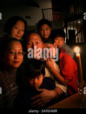 Keng Yang (CQ) est entouré de sa femme et de sa famille dans leur nouvelle maison de location vendredi 21 décembre 2001. Récemment, Vang et sa famille ont été brûlés de leur maison à la suite d'un incendie d'arbre de Noël, les déplaçant et détruisant leurs cadeaux de noël. Yang est un immigrant Hmong qui est résident au Centre médical UC Davis, et quelque chose d'une inspiration en ce qu'il est l'un des rares médecins Hmong dans tout le pays. En raison de la situation difficile de la famille, beaucoup de ses collègues et lecteurs Bee se sont frayés pour s'assurer qu'ils auront tous les atouts de Noël après tout. Keng Yang Banque D'Images