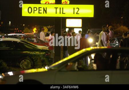 Près de 100 speedsters se rassemblent un samedi soir dans un restaurant de restauration rapide sur Sunrise Boulevard à Rancho Cordova avant une course de rue illégale à Woodland. Des grappes de voitures de fabrication étrangère aux vitres teintées, des paquets de « muscle cars » des années 60 et 70 et des camions bas brillants remplissent le parking, souillés et prêts à courir. La police interrompt la course de dragsters après une course de vingt-deux. LE CRÉDIT DOIT ÊTRE LA PHOTO DU PERSONNEL SACRAMENTO BEE (pas le nom du photographe)/ZUMA Press Banque D'Images