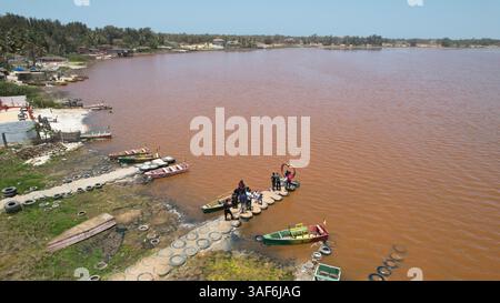 Dakar. 6 avril 2025. Une photo de drone aérien prise le 6 avril 2025 montre une vue du lac Retba, également connu sous le nom de lac Rose, près de Dakar, Sénégal. Crédit : si Yuan/Xinhua/Alamy Live News Banque D'Images