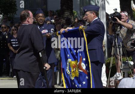 Le drapeau de la 77e Escadre de la base aérienne McClellan AFB a été retiré lors des cérémonies officielles 7/13/01 par James Barone, (à gauche) Directeur du Sacramento Air Logistics Center ; le Chef M/Sgt K. C. Ward, (au centre) Sacramento Air Logistics Center ; et Col. Keith H. Caudle, (à droite) commandant de la 77e Escadre de la base aérienne. Avec plus d'un demi-siècle d'histoire en tant que base aérienne américaine, McClellan AFB dans les North Highlands le vendredi 13 juillet 2001 a été officiellement transféré de l'armée américaine à la propriété du comté de Sacramento, pour devenir officiellement McClellan Park. Après de nombreux discours, à la fois à la porte principale de l'installation, et ensuite à l'extérieur Banque D'Images