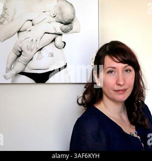 12 février 2015 - Chicago, il, USA - Ashlee Wells Jackson pose pour un portrait avec ses photographies dans son studio photo jeudi 12 février 2015 à Chicago. Jackson est le fondateur du 4e trimestre Bodies Project, qui photographie les femmes après leur naissance. (Crédit image : © Antonio Perez/TNS/ZUMA Wire) Banque D'Images