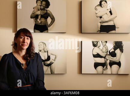 12 février 2015 - Chicago, il, USA - Ashlee Wells Jackson pose pour un portrait avec ses photographies dans son studio photo jeudi 12 février 2015 à Chicago. Jackson est le fondateur du 4e trimestre Bodies Project, qui photographie les femmes après leur naissance. (Crédit image : © Antonio Perez/TNS/ZUMA Wire) Banque D'Images