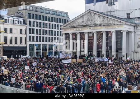 Ce jour de grève nationale, de nombreux artistes, interprètes et acteurs se rassembent sur la place de la monnaie à Bruxelles contre les distinctions du Banque D'Images