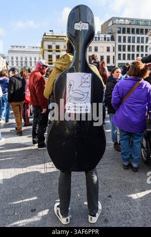 Ce jour de grève nationale, de nombreux artistes, interprètes et acteurs se rassembent sur la place de la monnaie à Bruxelles contre les distinctions du Banque D'Images