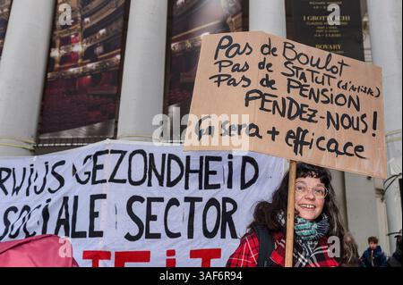 Ce jour de grève nationale, de nombreux artistes, interprètes et acteurs se rassembent sur la place de la monnaie à Bruxelles contre les distinctions du Banque D'Images
