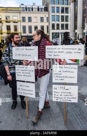 Ce jour de grève nationale, de nombreux artistes, interprètes et acteurs se rassembent sur la place de la monnaie à Bruxelles contre les distinctions du Banque D'Images