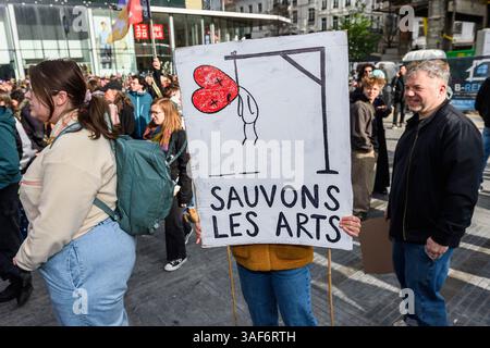 Ce jour de grève nationale, de nombreux artistes, interprètes et acteurs se rassembent sur la place de la monnaie à Bruxelles contre les distinctions du Banque D'Images