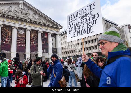 Ce jour de grève nationale, de nombreux artistes, interprètes et acteurs se rassembent sur la place de la monnaie à Bruxelles contre les distinctions du Banque D'Images
