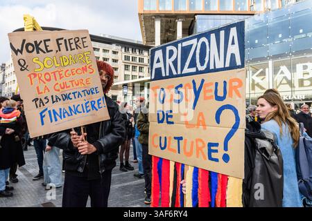 Ce jour de grève nationale, de nombreux artistes, interprètes et acteurs se rassembent sur la place de la monnaie à Bruxelles contre les distinctions du Banque D'Images