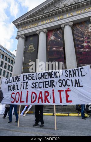 Ce jour de grève nationale, de nombreux artistes, interprètes et acteurs se rassembent sur la place de la monnaie à Bruxelles contre les distinctions du Banque D'Images