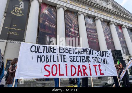 Ce jour de grève nationale, de nombreux artistes, interprètes et acteurs se rassembent sur la place de la monnaie à Bruxelles contre les distinctions du Banque D'Images