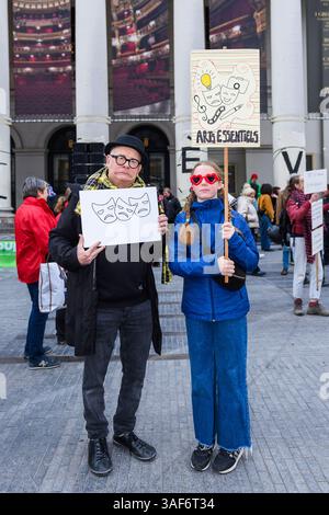 Ce jour de grève nationale, de nombreux artistes, interprètes et acteurs se rassembent sur la place de la monnaie à Bruxelles contre les distinctions du Banque D'Images