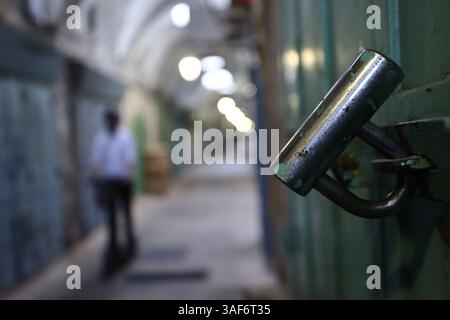 Jérusalem. 7 avril 2025. Des magasins sont fermés lors d'une grève générale condamnant les bombardements israéliens continus sur Gaza et les opérations militaires en Cisjordanie, dans la vieille ville de Jérusalem, le 7 avril 2025. Crédit : Jamal Awad/Xinhua/Alamy Live News Banque D'Images
