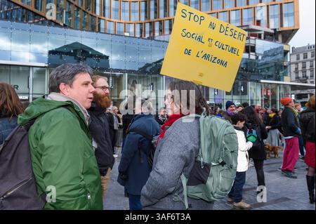 Ce jour de grève nationale, de nombreux artistes, interprètes et acteurs se rassembent sur la place de la monnaie à Bruxelles contre les distinctions du Banque D'Images