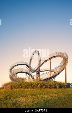 Une soirée au coucher du soleil à « Tiger & Turtle – Magic Mountain » à Angerpark à Wanheim-Angerhausen, Duisburg, Rhénanie du Nord-Westphalie, Allemagne Banque D'Images